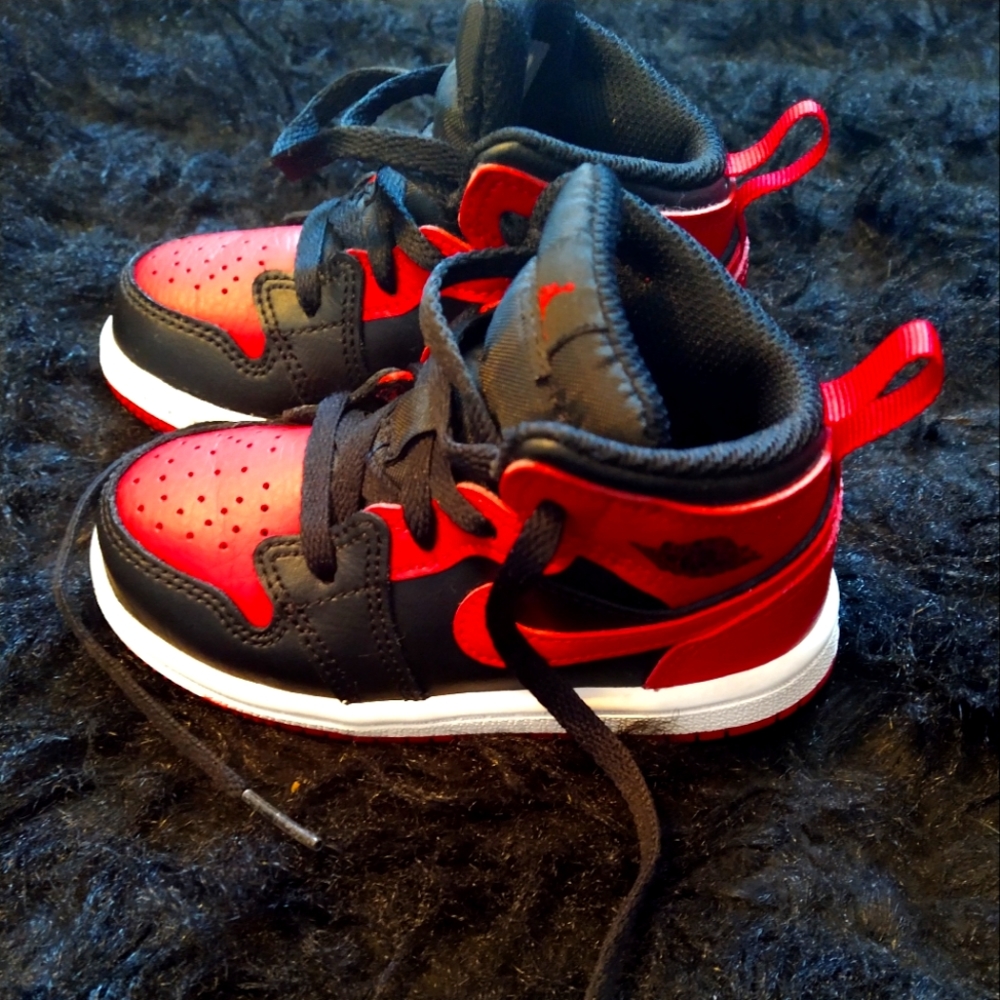 Gently used toddler Jordan 1's